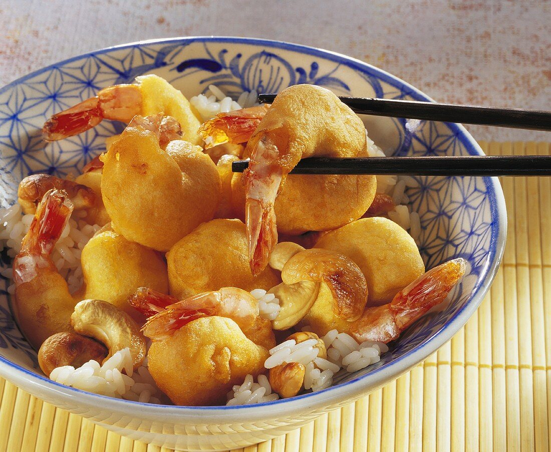 Shrimps im Backteig mit Cashewkernen und Reis (China)