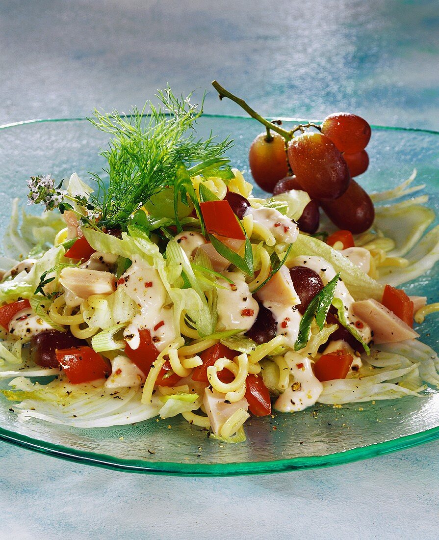 Nudelsalat mit Hähnchen, Gemüse und Trauben