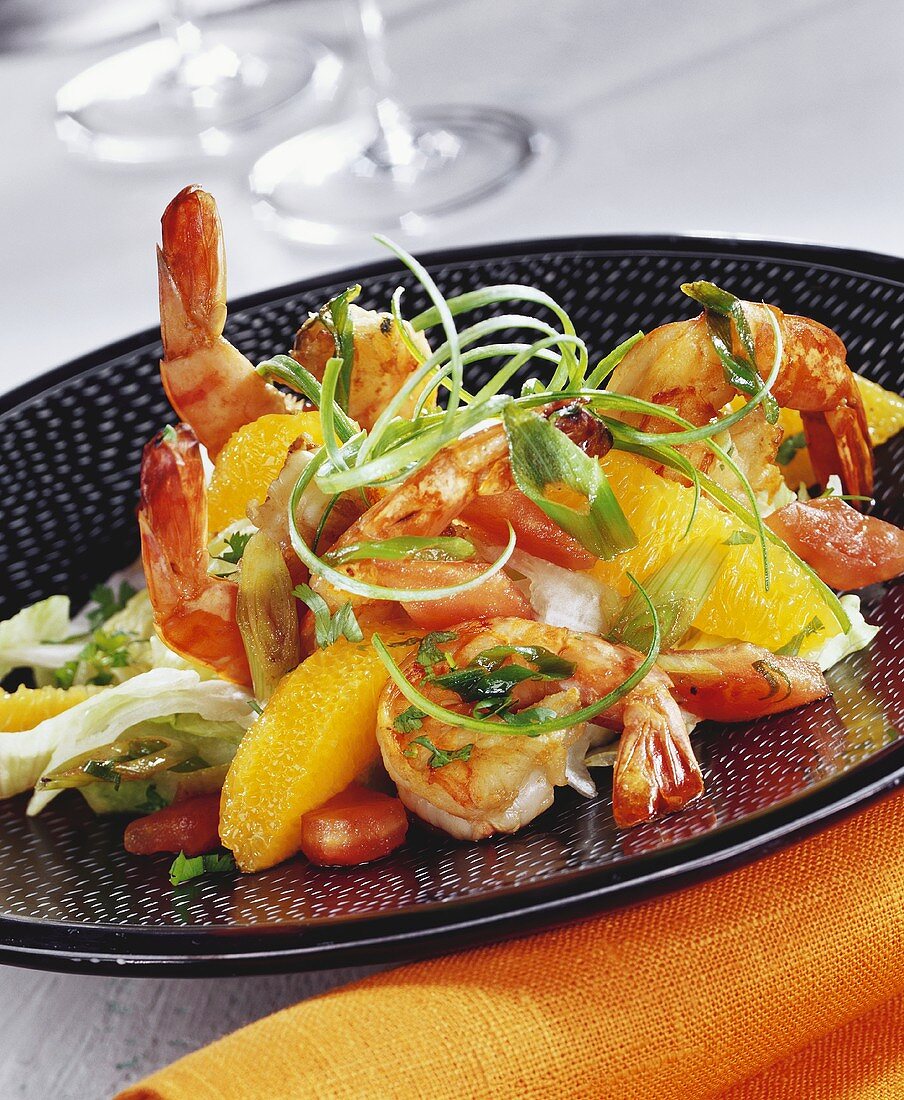 Spicy fried shrimps with oranges