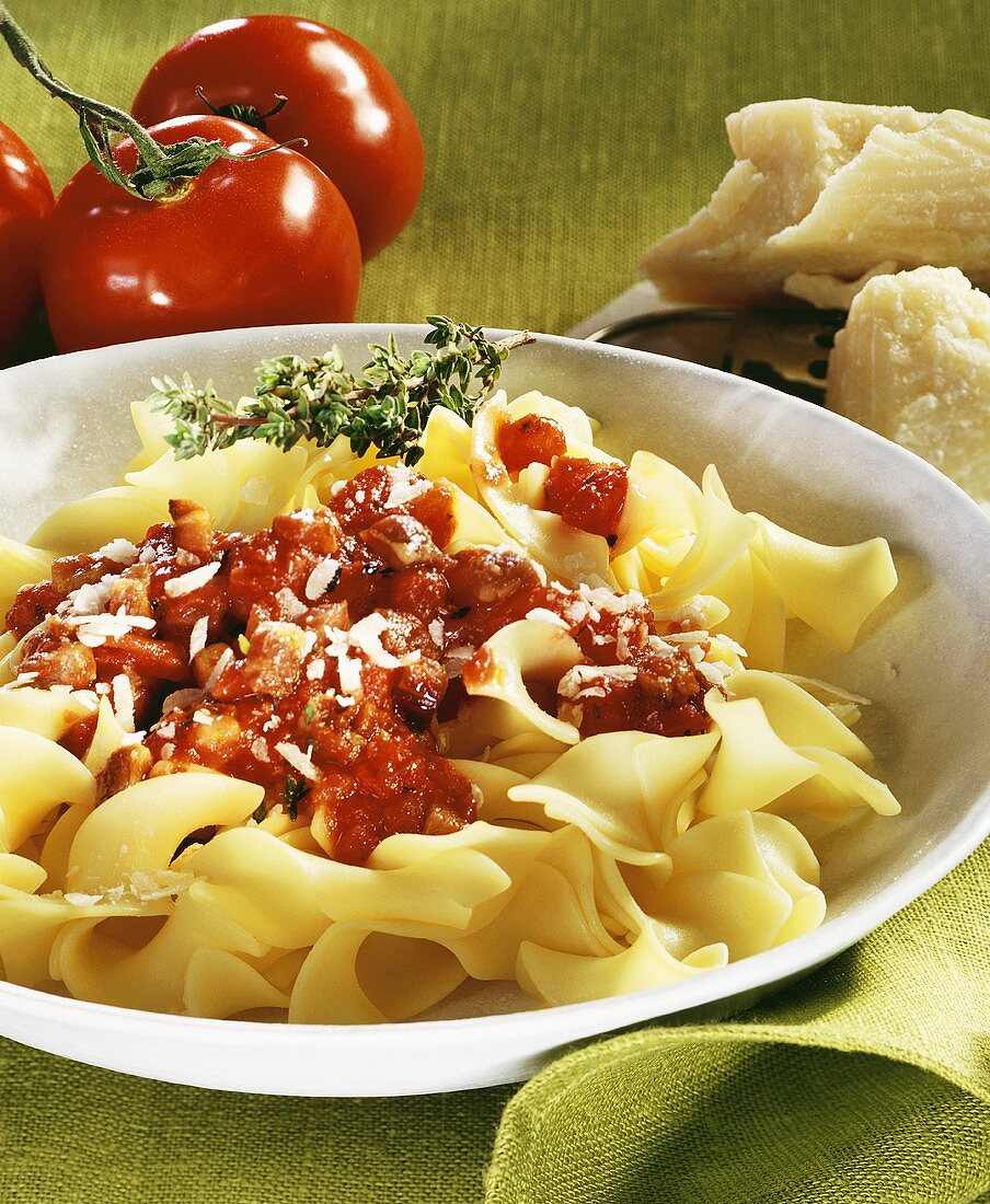 Pasta with spicy tomato sauce with bacon