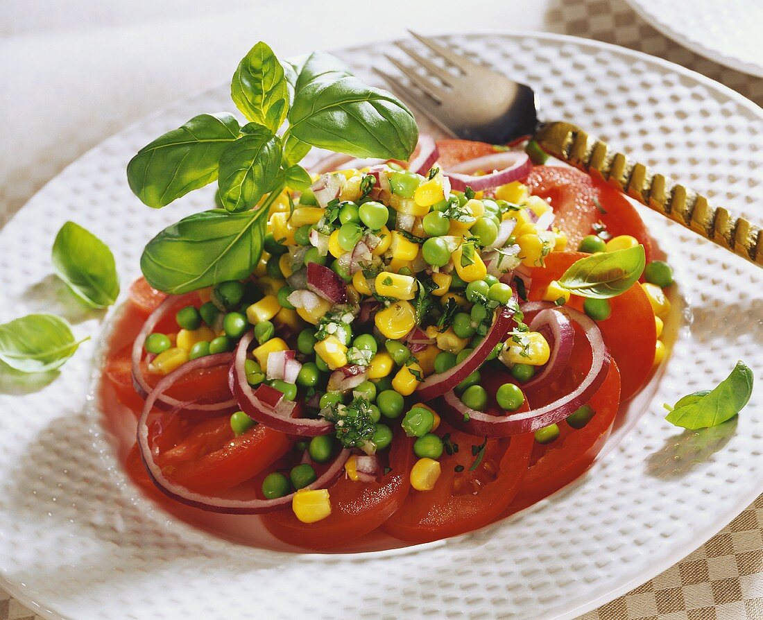 Tomato salad with peas, sweetcorn and onions