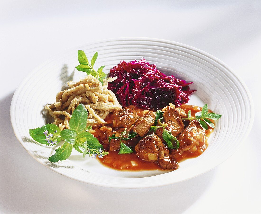 Rehragout mit Diptam, Dinkelspätzle und Rotkohl