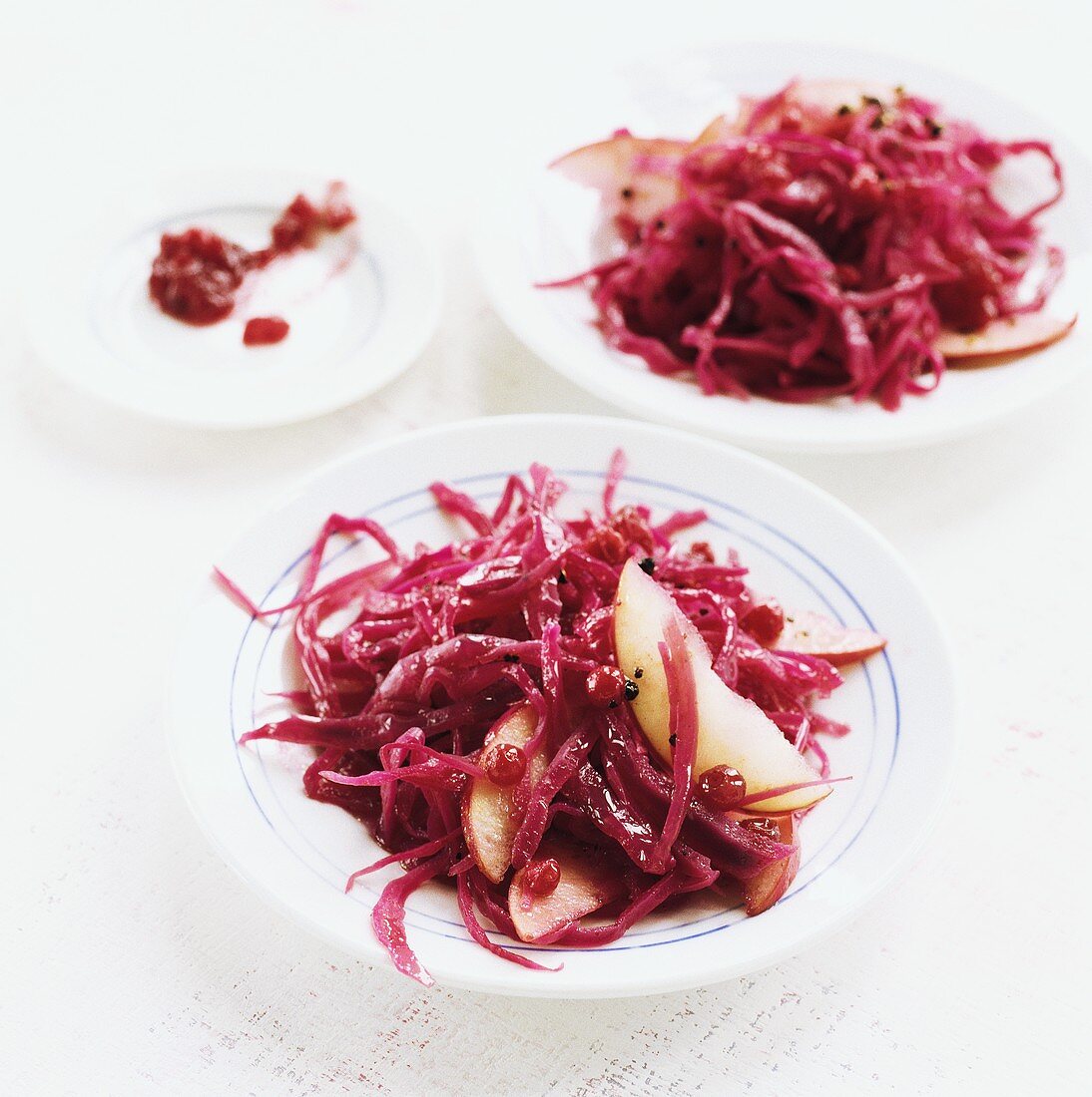 Rotkohlsalat mit Apfel und Preiselbeeren