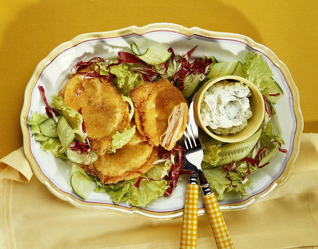 Gefüllte Sellerieschnitzel mit Kräuterquark und Salat