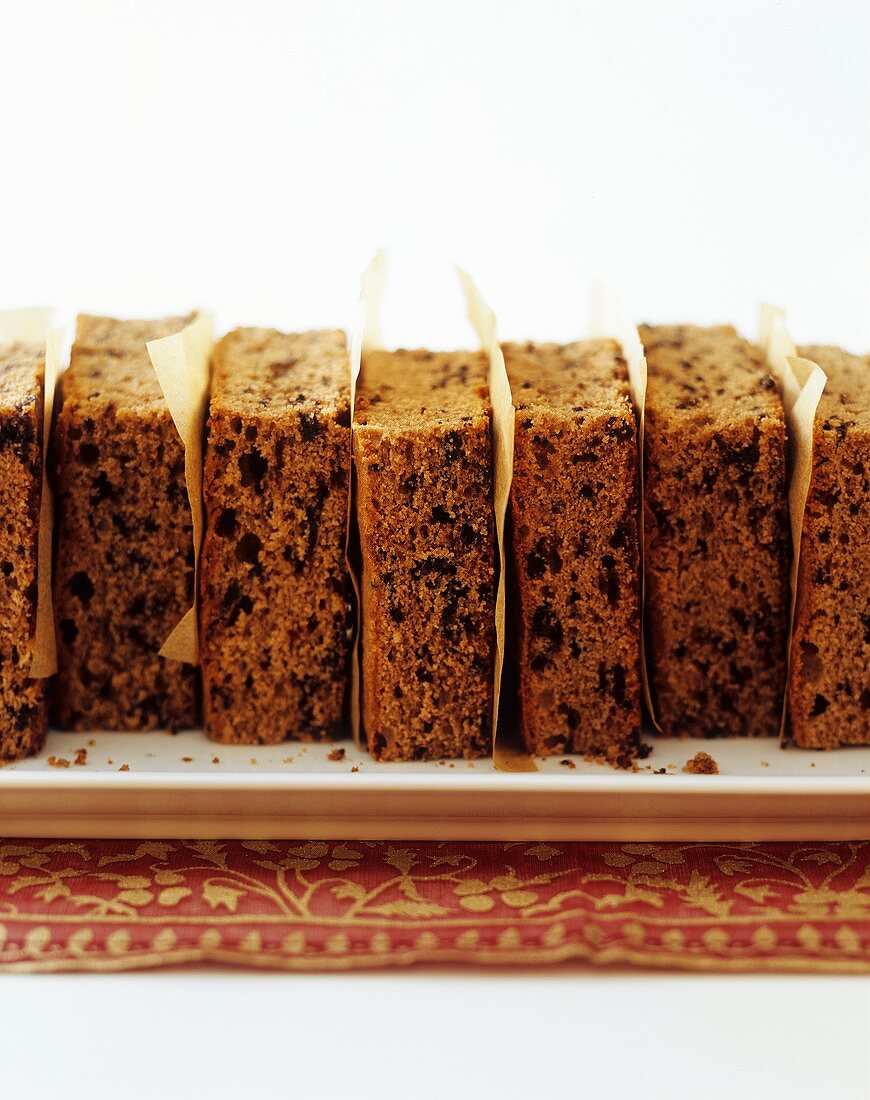 Rotweinkuchen, in Stücke geschnitten