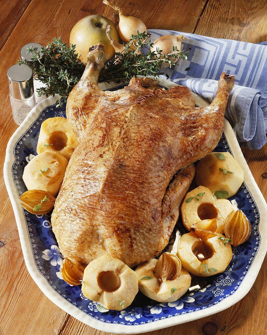 Roast goose with apples, onions and marjoram (Rhineland)