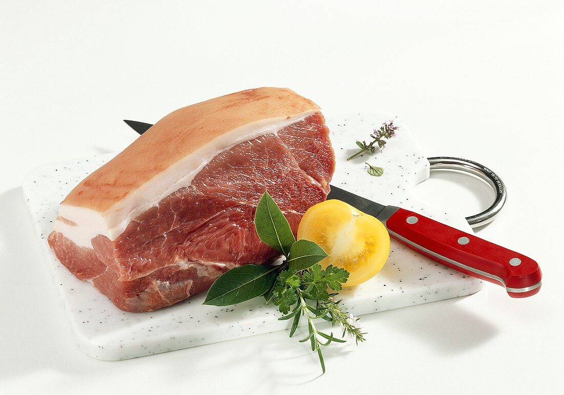 Fleisch für Schweinbraten mit Kräuterstrauss und Tomate