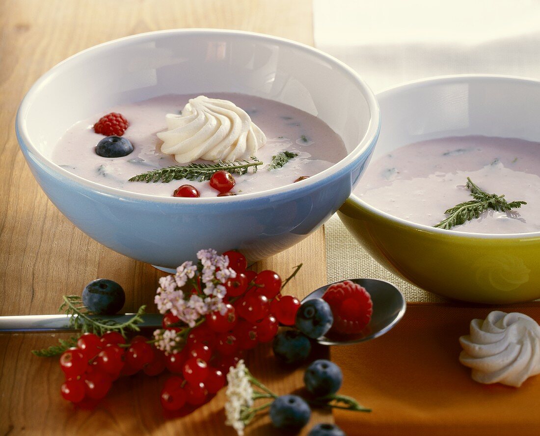 Kaltschale aus Kefir mit Sommerbeeren