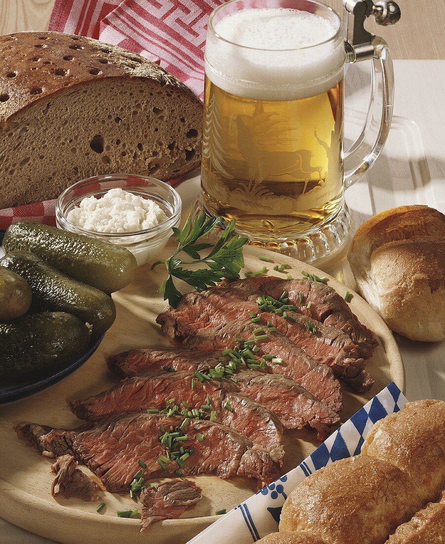 Brotzeit mit Rindfleisch, Essiggurken und Bier (Bayern)