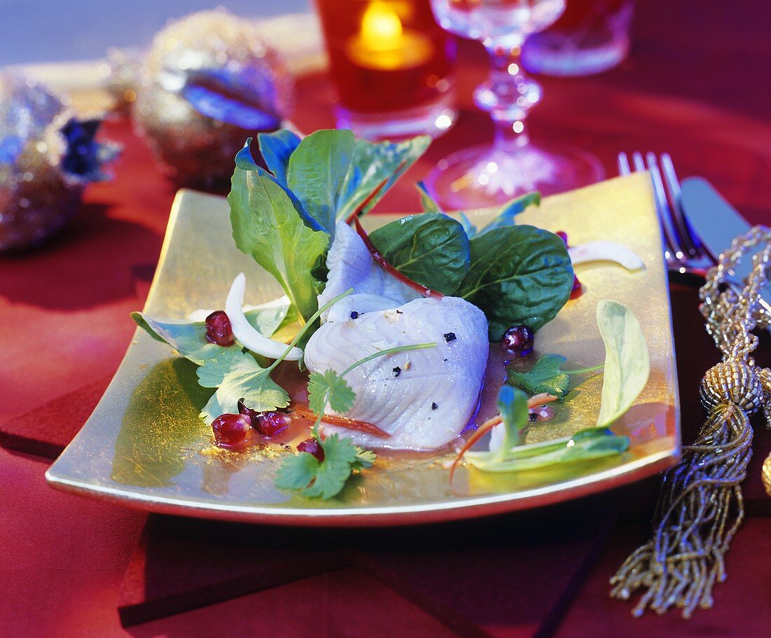 Mariniertes Schollenfilet mit Granatapfelkernen und Salat