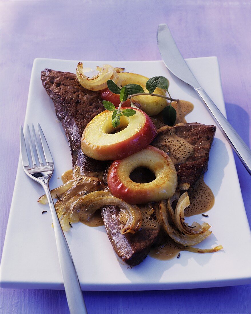 Calf's liver with apples and onions
