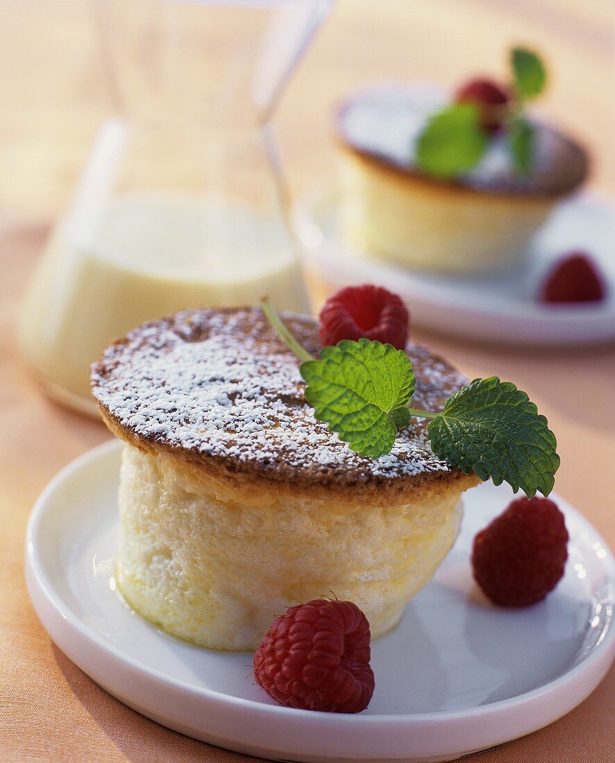 Quark soufflé with icing sugar, raspberries and mint