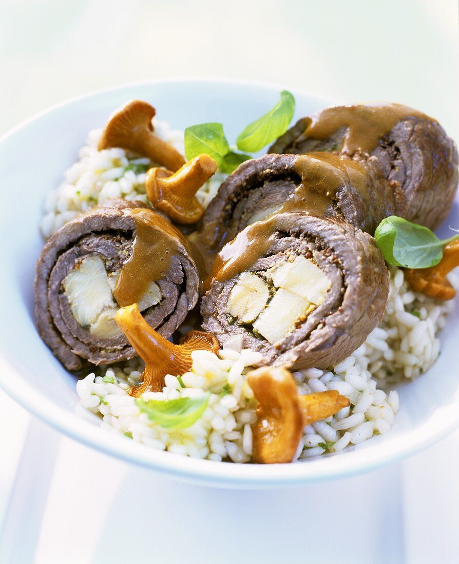 Beef roulades with artichoke filling and chanterelles