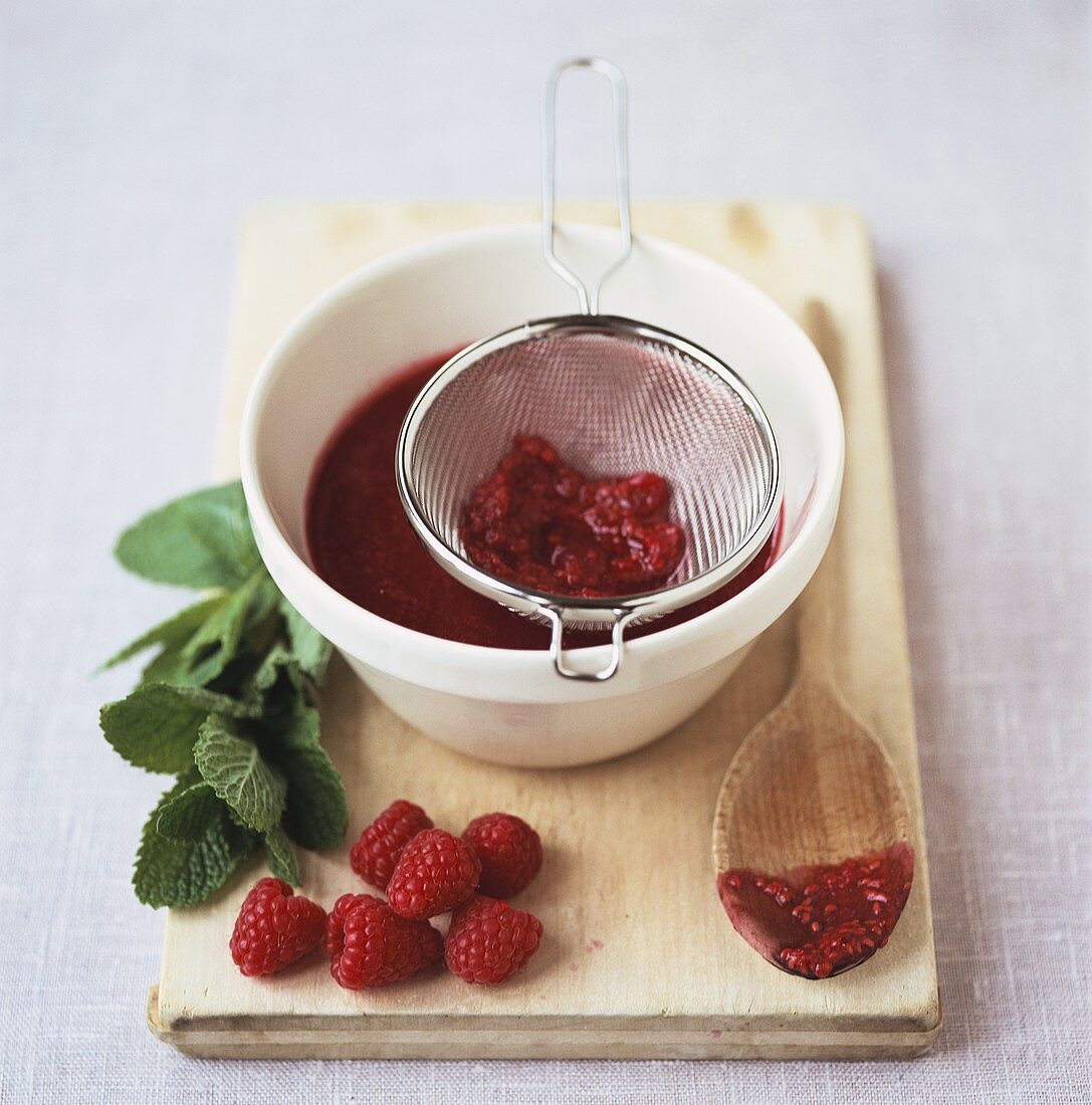 Raspberry sauce with fresh mint