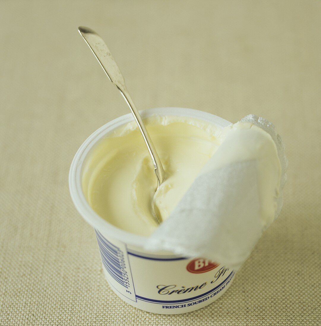 Creme fraiche im Becher mit Löffel