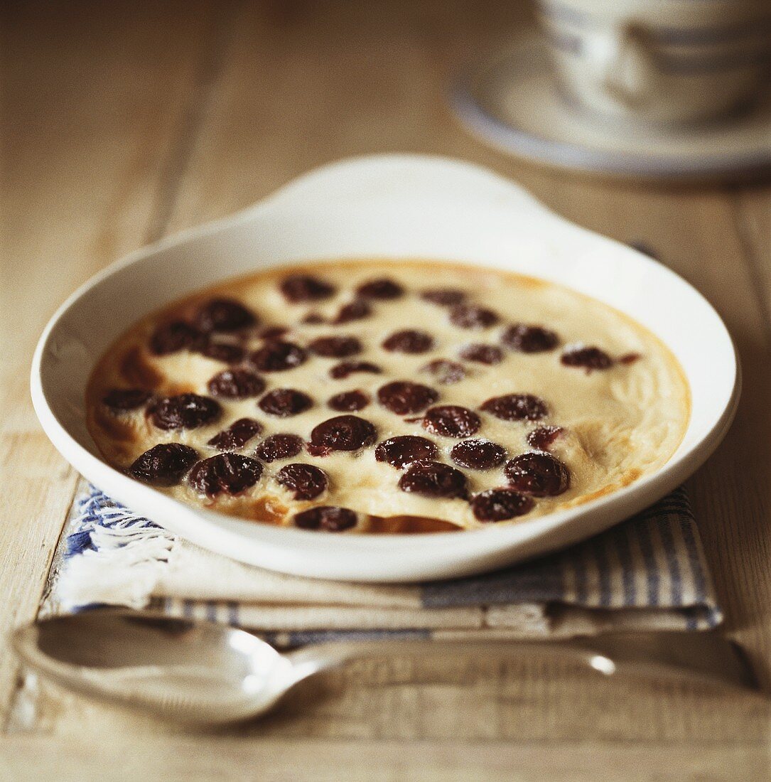 Clafouti mit Kirschen und Puderzucker