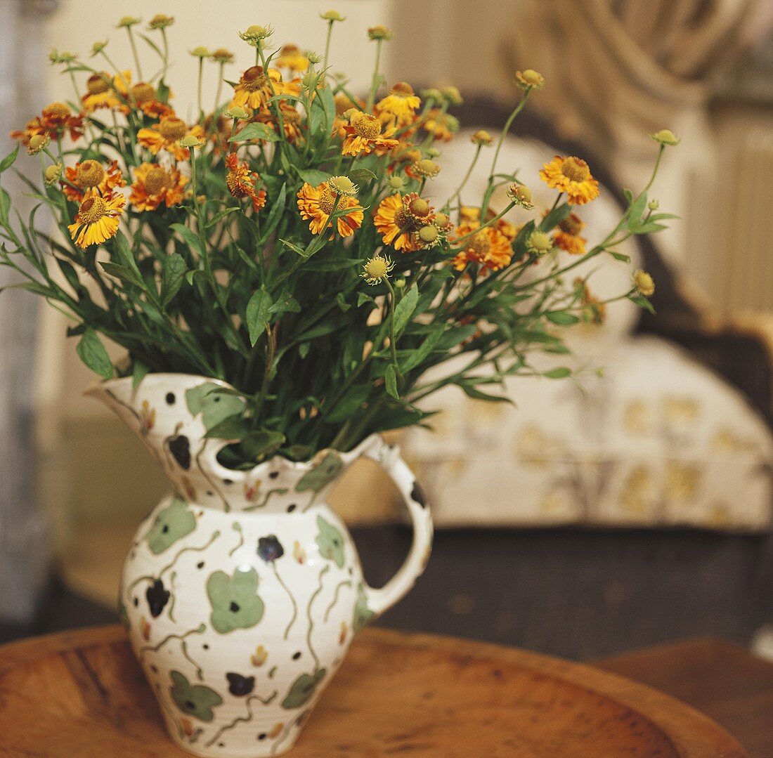 Sommerlicher Wiesenblumenstrauss auf Tisch im Wohnzimmer