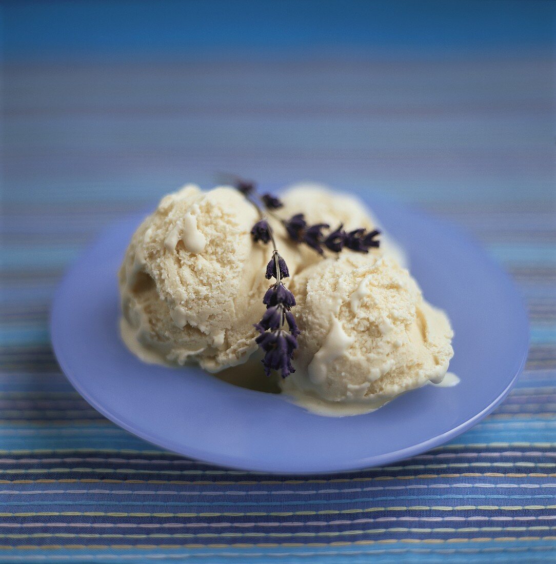 Lavendeleis auf blauem Teller