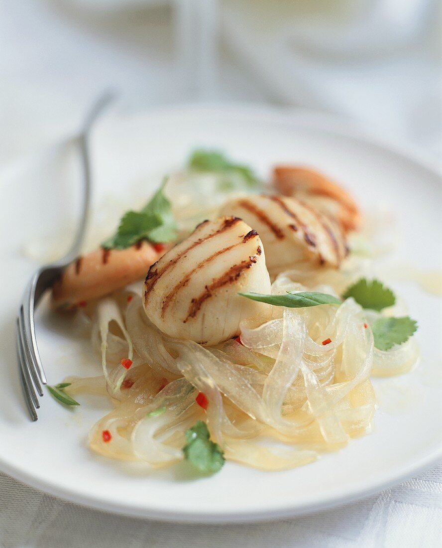 Glass noodles with grilled scallops