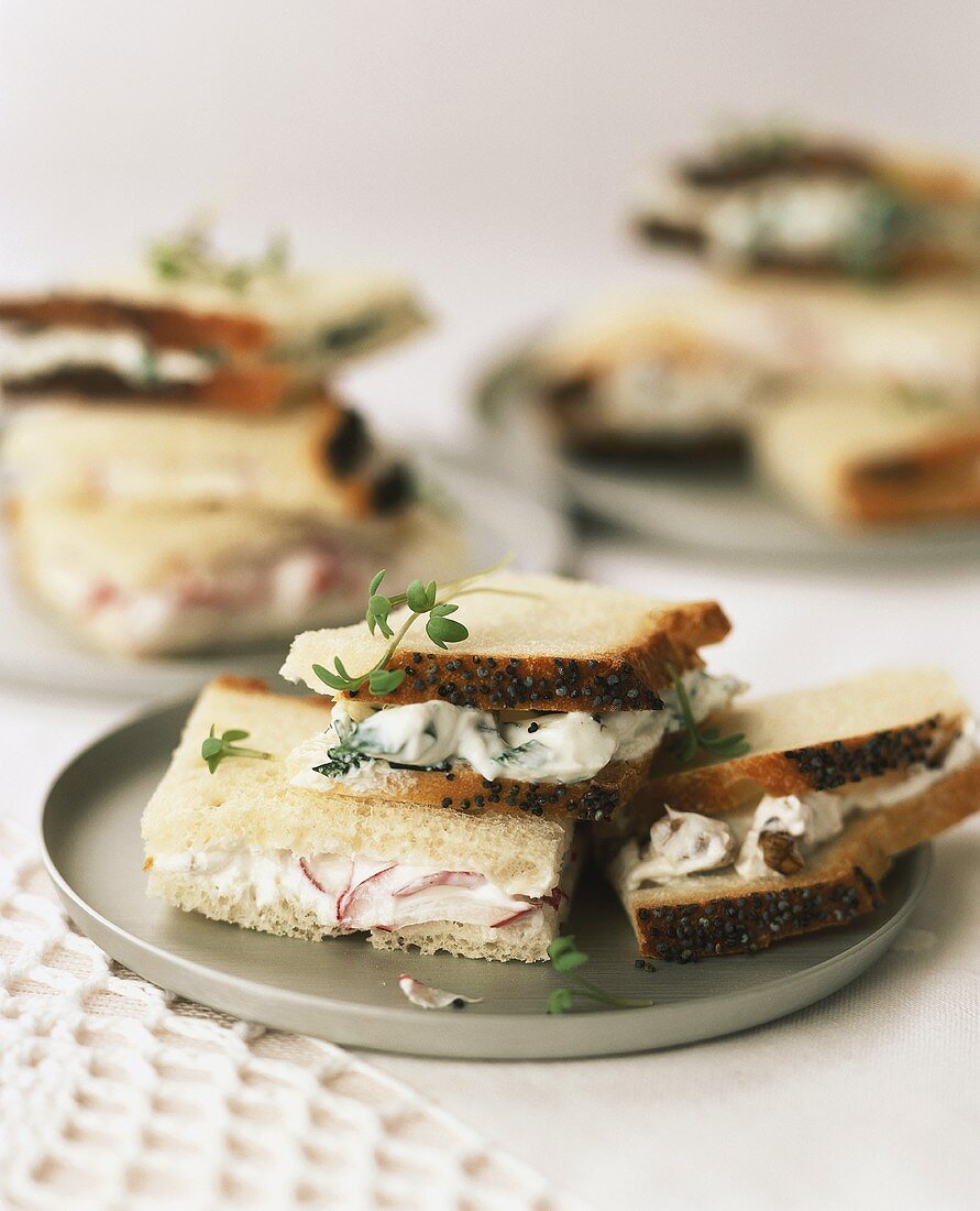 Sandwiches with different quark spreads