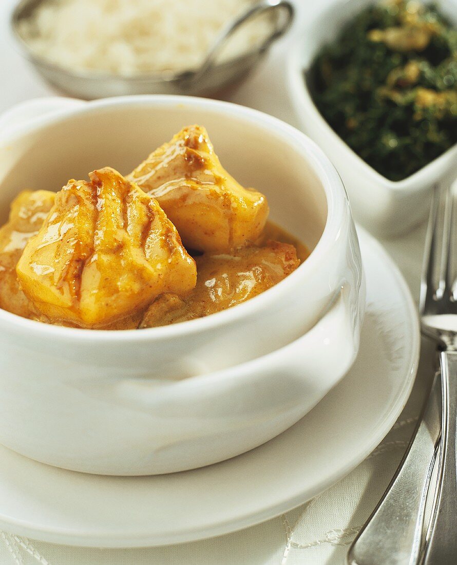 Seeteufel in Currysauce mit Reis und Spinat (Indien)