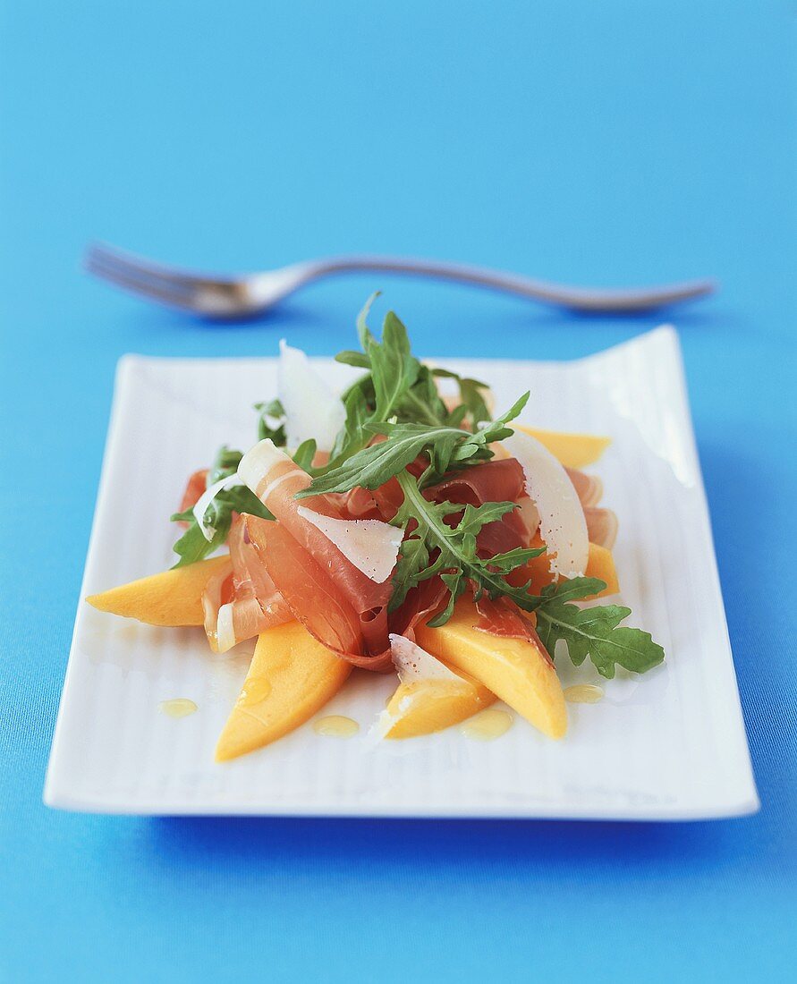 Mangos mit Parmaschinken, Rucola und Parmesan