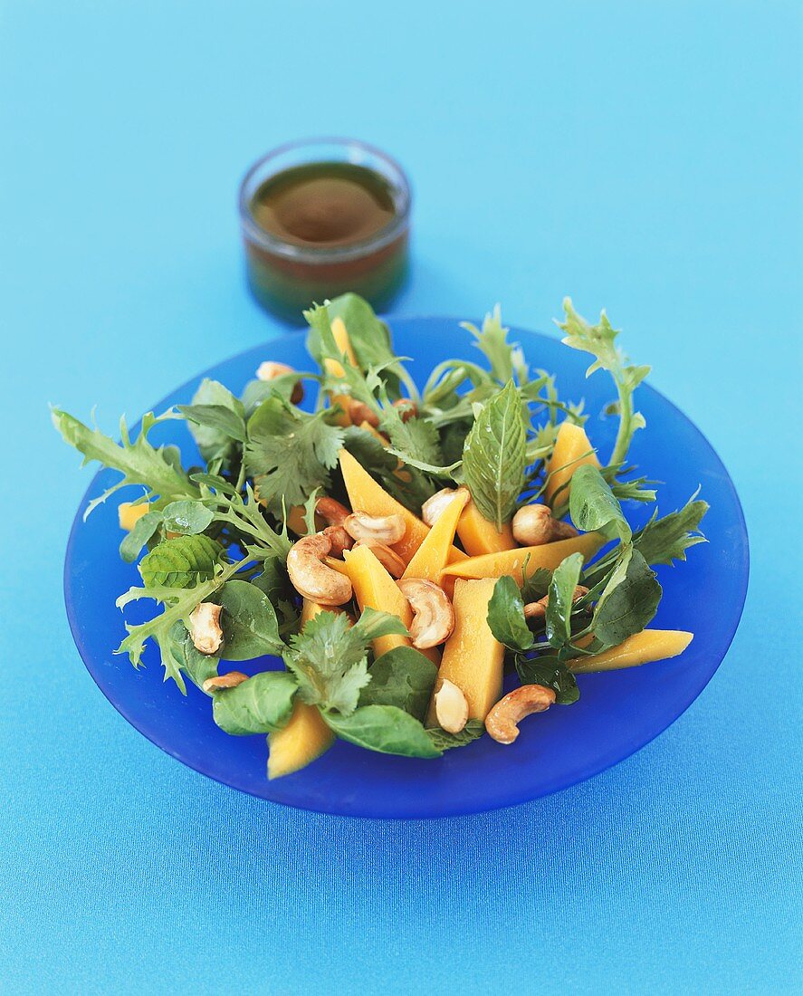 Pikanter Mangosalat mit Nüssen und Kräutern