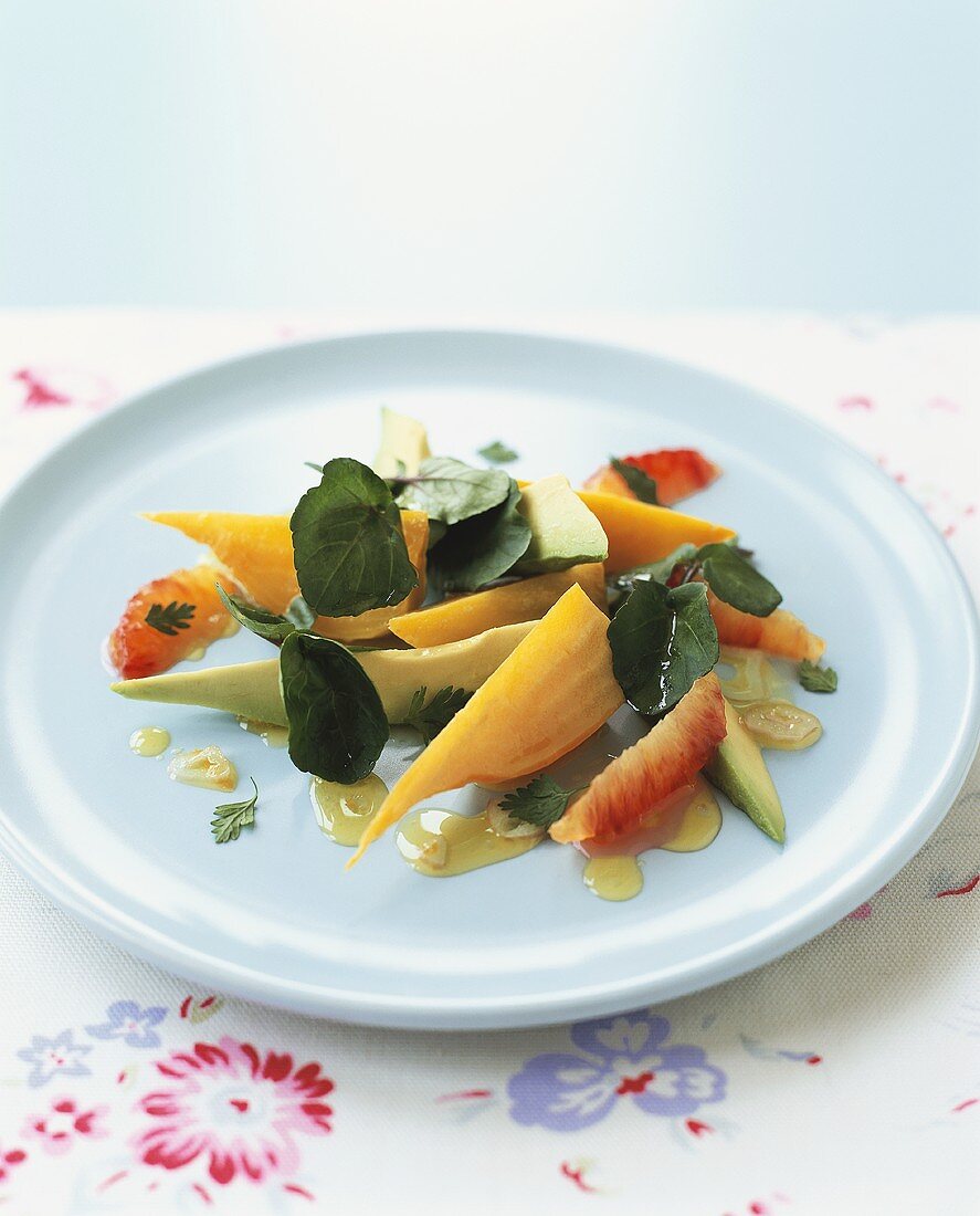 Avocadosalat mit gelben Rüben und rosa Grapefruit