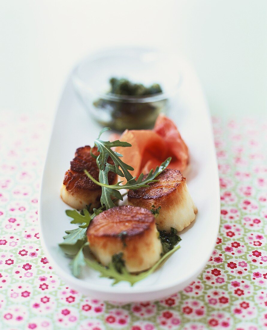 Gebratene Jakobsmuscheln mit Parmaschinken und Rucola