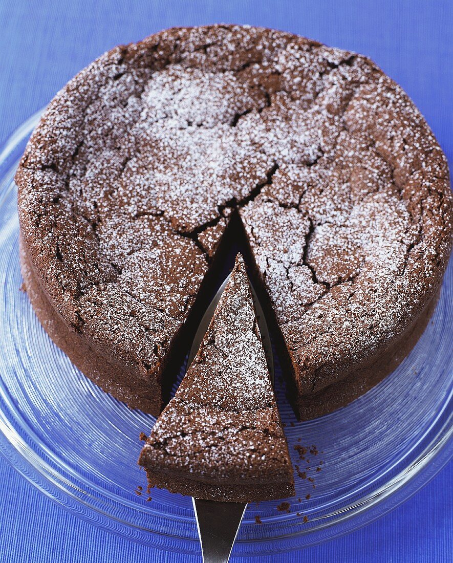 Schokoladen-Polenta-Kuchen mit Puderzucker