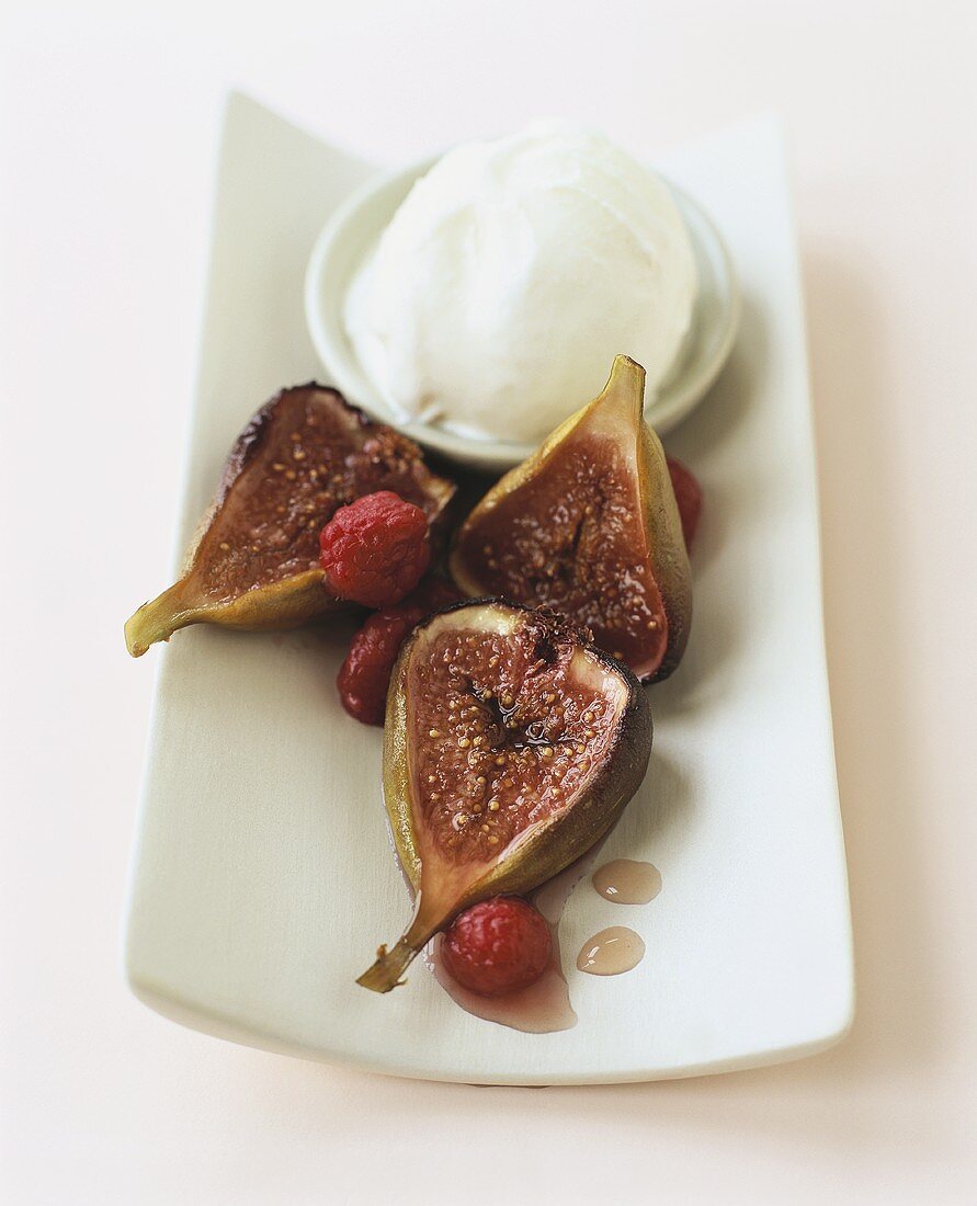 Baked figs with raspberries and ice cream
