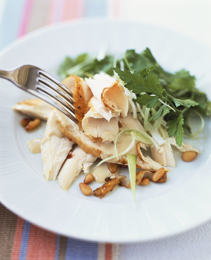 Hähnchenbrust in Scheiben mit Tahinsauce und Pinienkernen