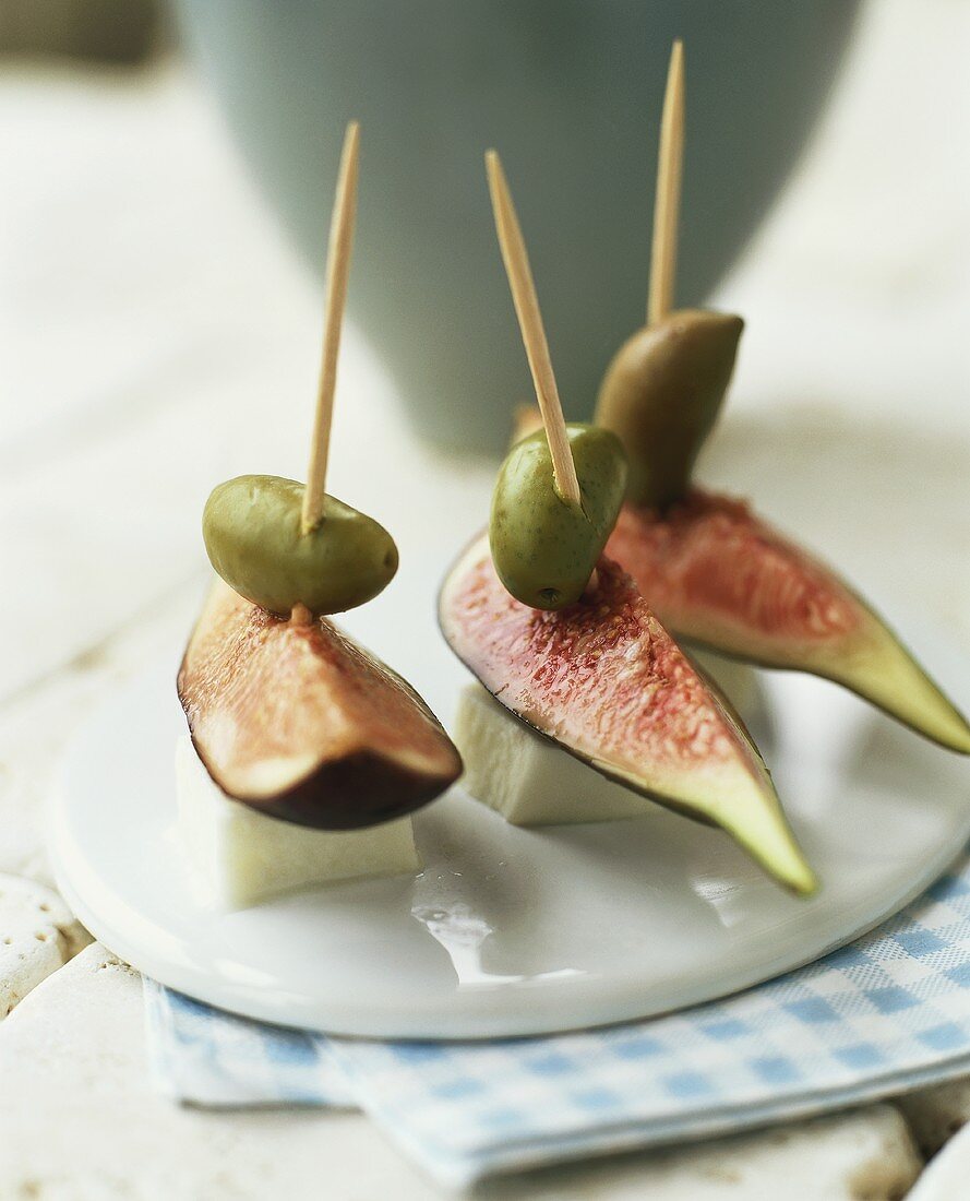 Figs, cheese and olives on cocktail sticks