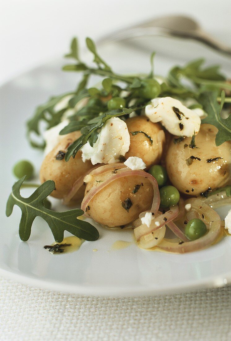 Kartoffelsalat mit Erbsen, Feta und Rucola