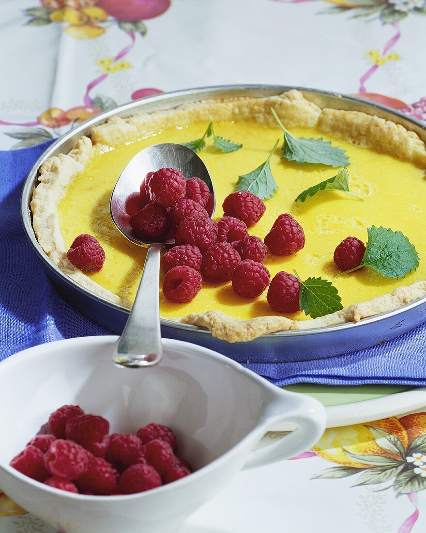 Limettenpie mit frischen Himbeeren