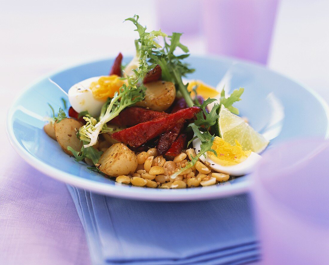 Gemüsesalat mit Roter Bete, Bohnen, Kartoffeln und Ei