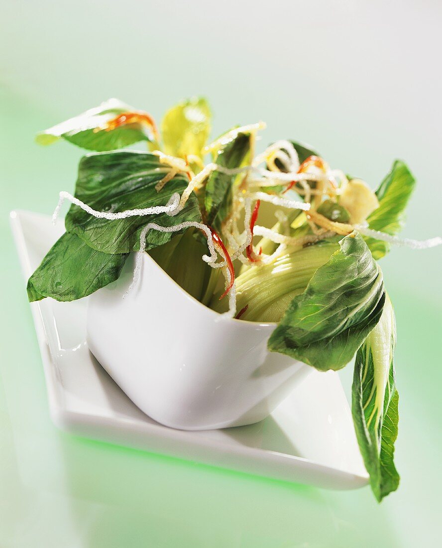 Mini Pak Choi süß-sauer mit knusprigen Glasnudeln