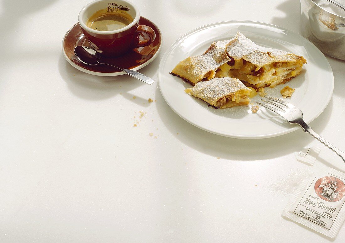 Strudel di mele (Apfelstrudel), Südtirol, Italien