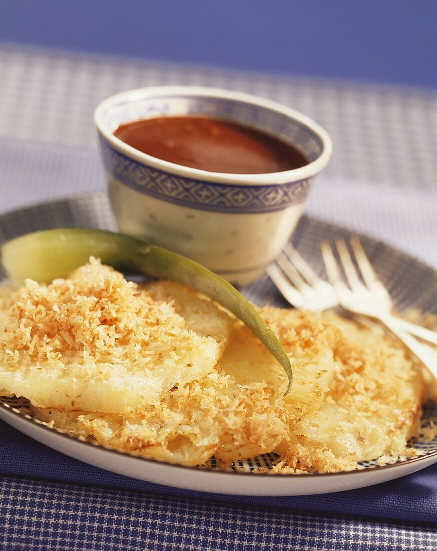 Ananas in Kokos mit Schokoladensauce