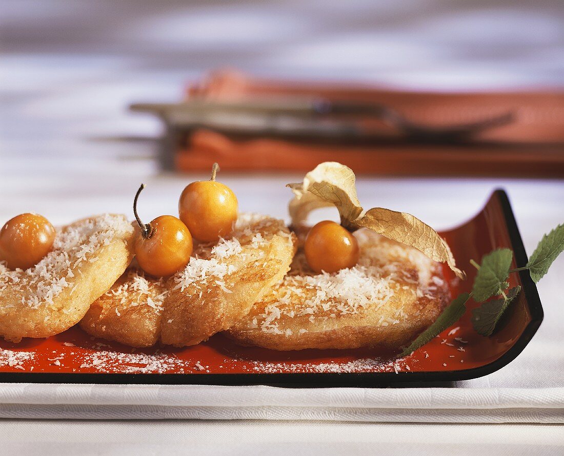 Ananasbeignets im Kokos-Grieß-Teig mit Physalis