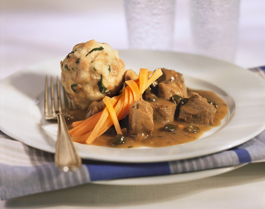 Bierfleisch (Rinderragout) mit Semmelknödel und Möhren