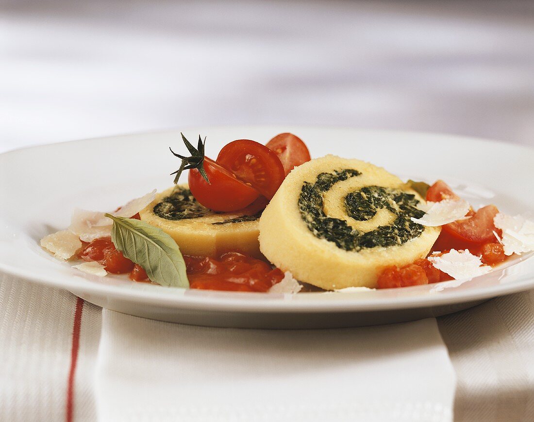 Polentaroulade mit Spinatfüllung in Tomatensauce