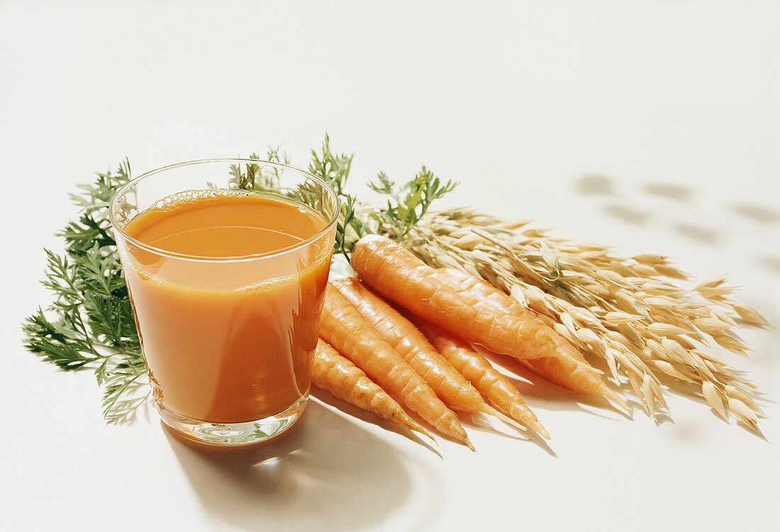 Carrot juice, fresh carrots and cereal ears