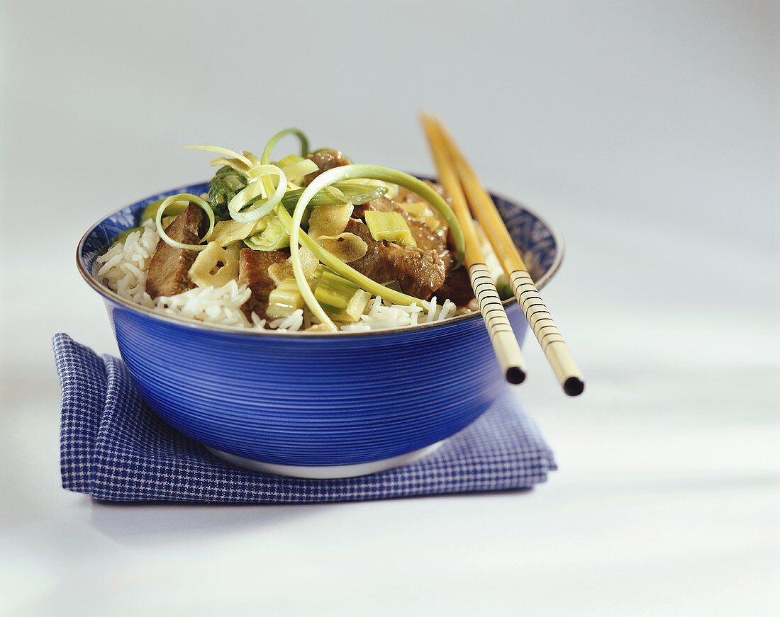Lamb with garlic and strips of leek on rice