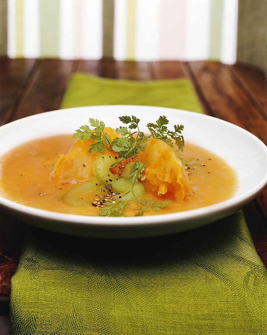 Rote Linsensuppe mit Möhrennocken