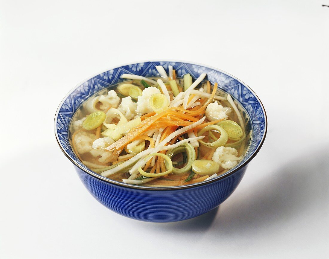 Hearty broth with cauliflower, root vegetables & leeks (Asia)