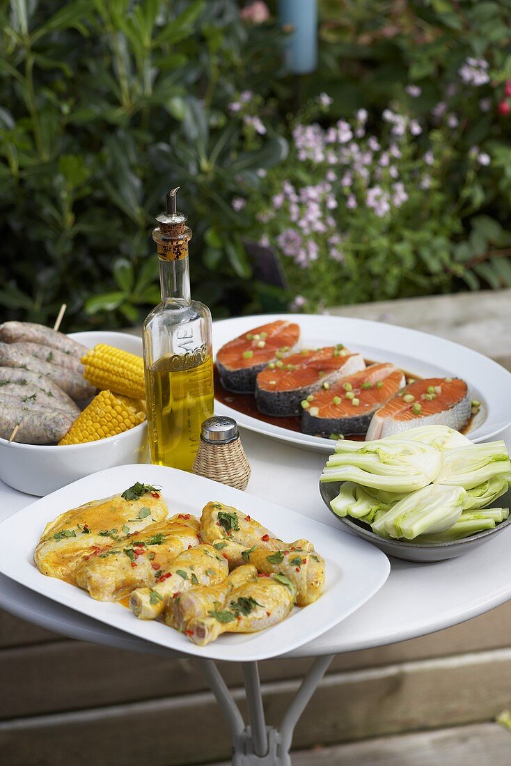 Lachs, Hähnchen, Wurst und Gemüse, vorbereitet zum Grillen