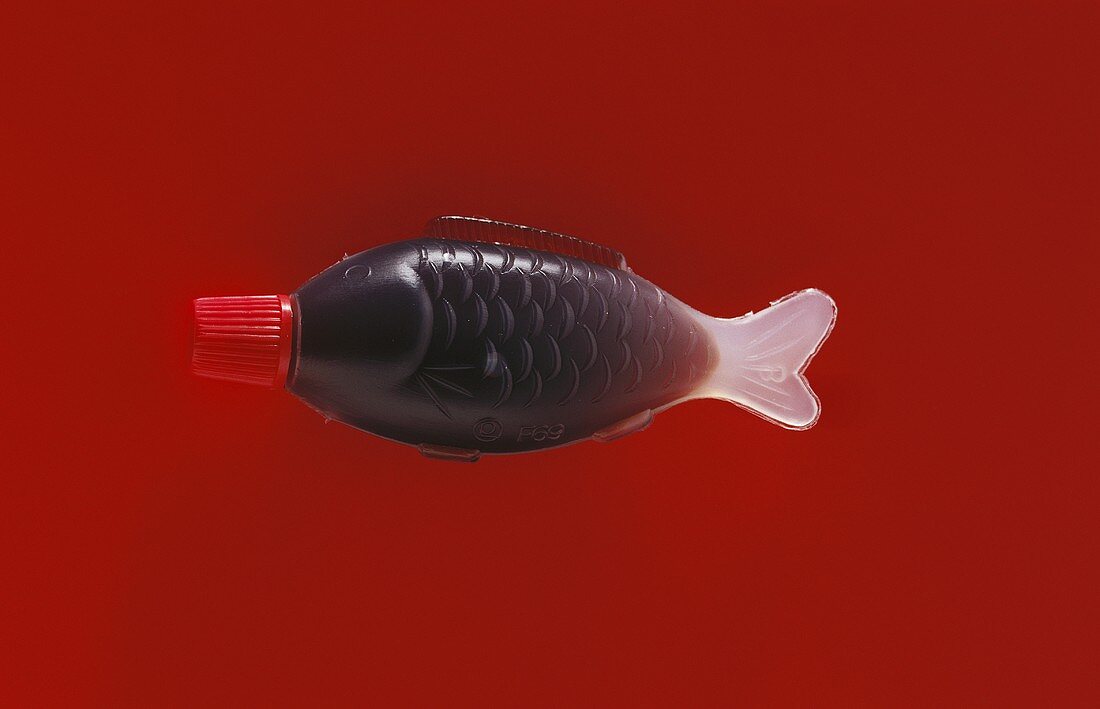 Sojasauce in fischförmiger Plastikflasche