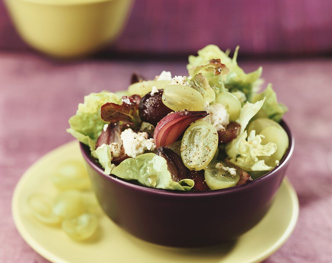 Blattsalat mit Trauben und Zwiebeln