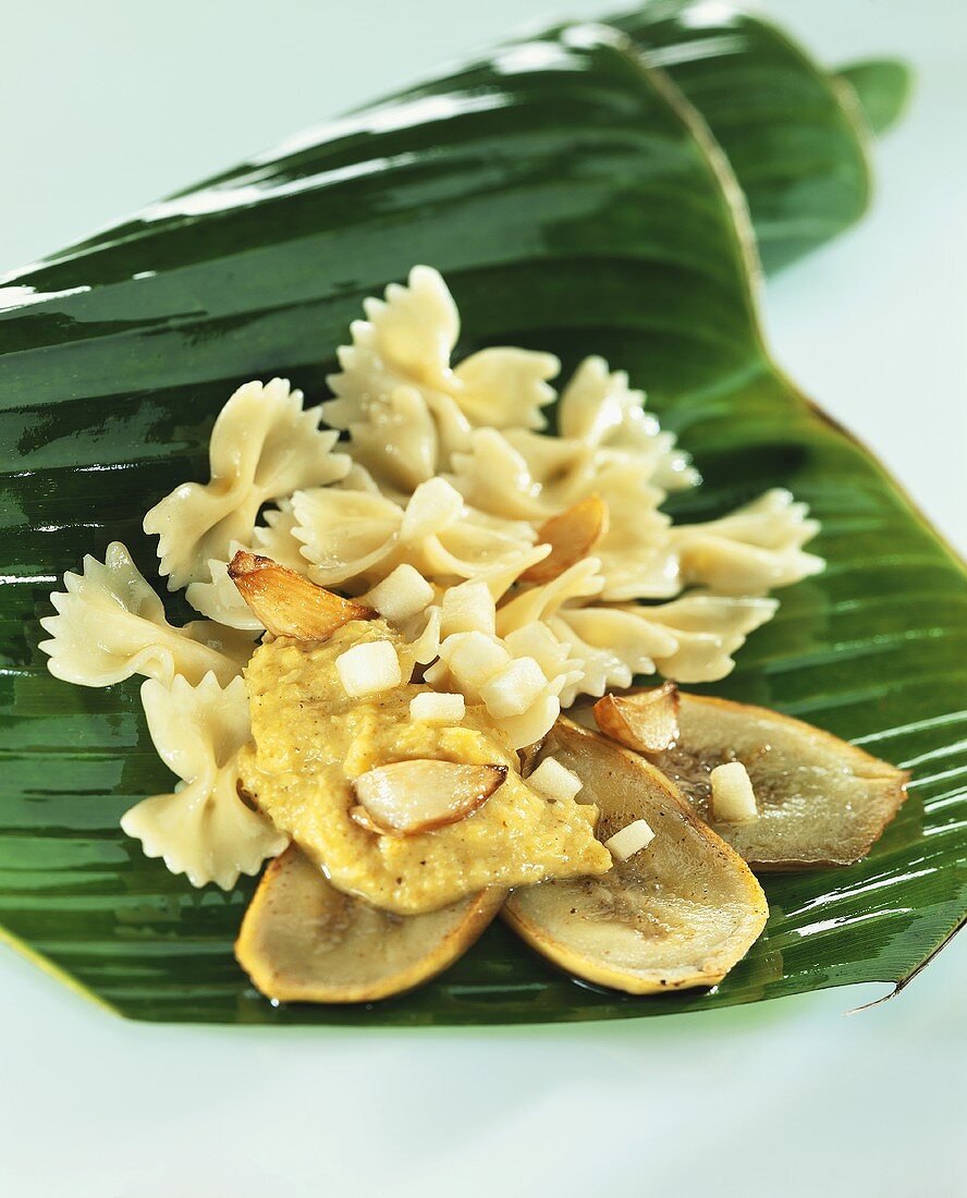 Farfalle with fried apples, bananas and garlic